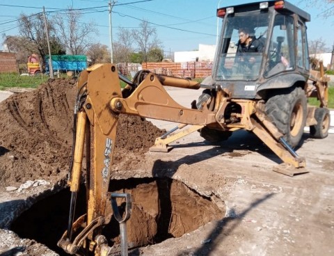 Hundimiento de pavimento en la intersección de las calles Rauch e Italia