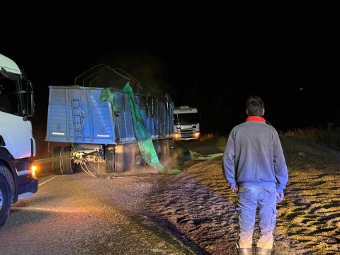 Un acoplado cargado con girasol volcó en Ruta 85