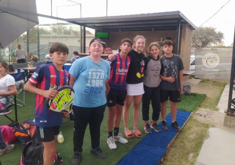 Jóvenes quenumenses participaron de un torneo de padel en La Pampa