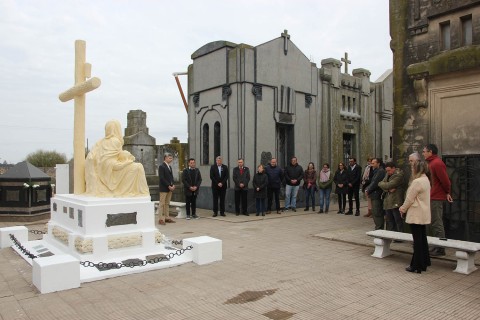 Colocaron una ofrenda floral en el monumento “La piedad”