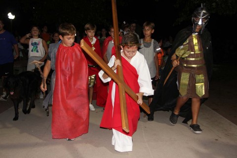 Alumnos de catequesis realizaron una gran interpretación del Vía Crucis