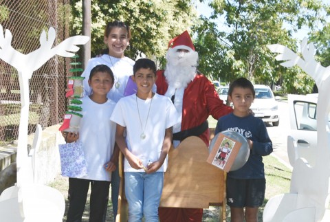 Papá Noel visitó Tres Lomas e Ingeniero Thompson