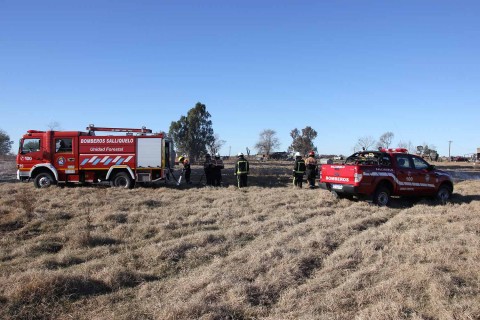 Bomberos extinguieron un incendio de pastizales