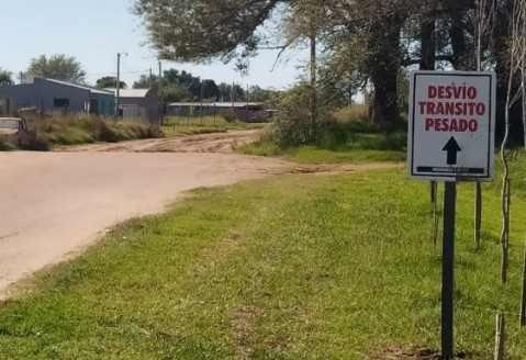 Colocación de carteles para señalización vial