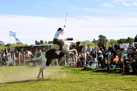 Tres Lomas tuvo su tradicional jineteada del 1 de Mayo