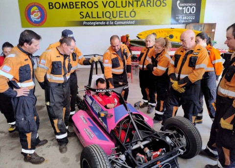 Bomberos se capacitaron sobre rescate en vehículos de competencia