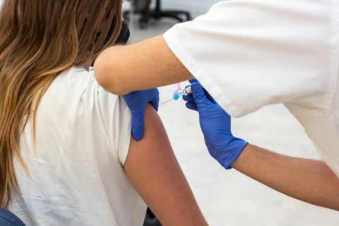 Vacuna libre para mayores de 18 años en 31 municipios