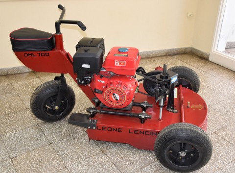 Nuevo tractor cortador de césped para la Municipalidad