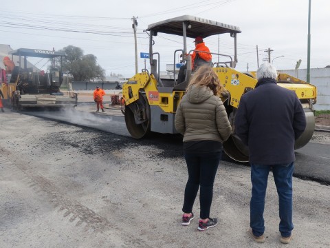 Carpeta asfáltica en el acceso a la ciudad