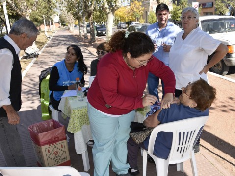 Realizaron una jornada de vacunación en la plaza principal
