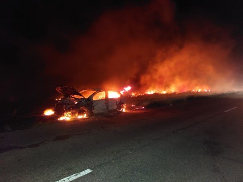 Un automóvil se incendió por completo sobre Ruta 85