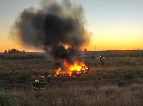 Un automóvil con dos ocupantes volcó y se incendió en Ruta 23