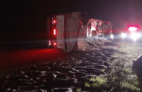 Volcó un acoplado con cereal en Ruta 85