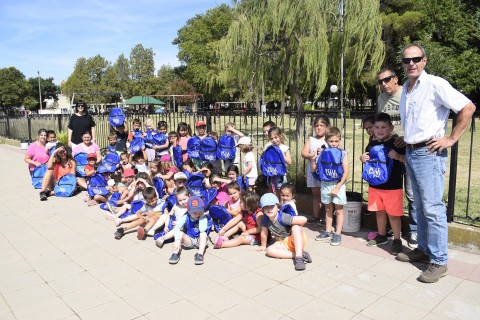 Entregaron las mochilas del Municipio en la Escuela de Verano