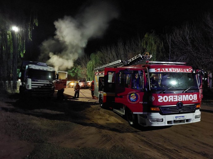 Se produjo un incendio en la cabina de un camión