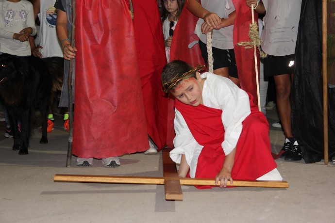 Alumnos de catequesis realizaron una gran interpretación del Vía Crucis