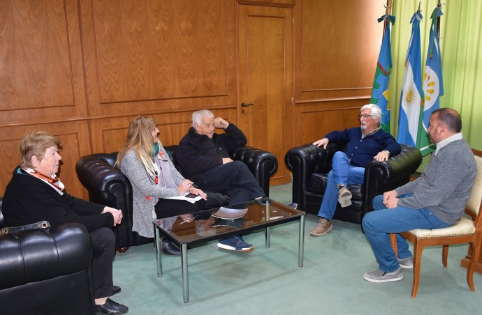 Carrera entregó un aporte económico al Centro de Jubilados