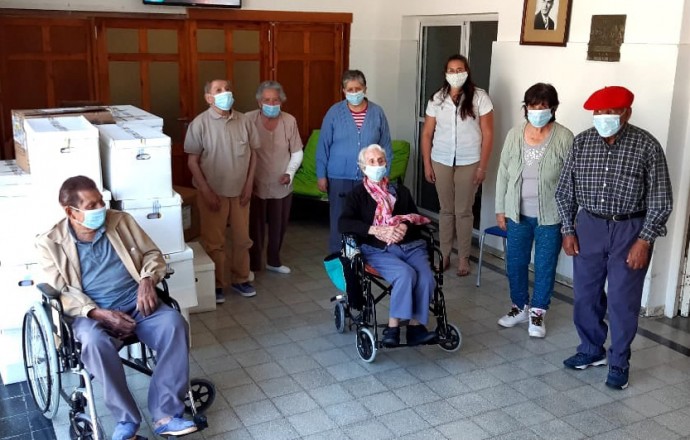El Hogar de Ancianos recibió una donación de alimentos y un kit sanitario