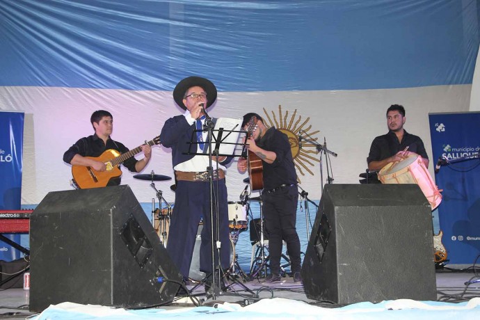 Gran marco de público y presentación de artistas en la Peña Patria