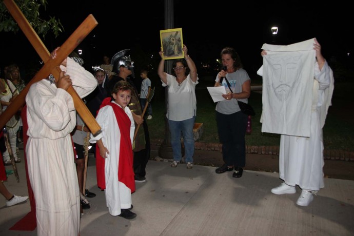 Alumnos de catequesis realizaron una gran interpretación del Vía Crucis