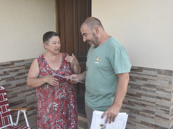 Carrera continúa recorriendo la ciudad para dialogar con los vecinos 