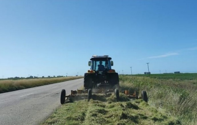 Desmalezamiento de banquinas en Ruta Provincial 85