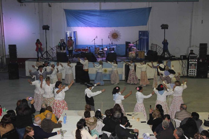 Gran marco de público y presentación de artistas en la Peña Patria