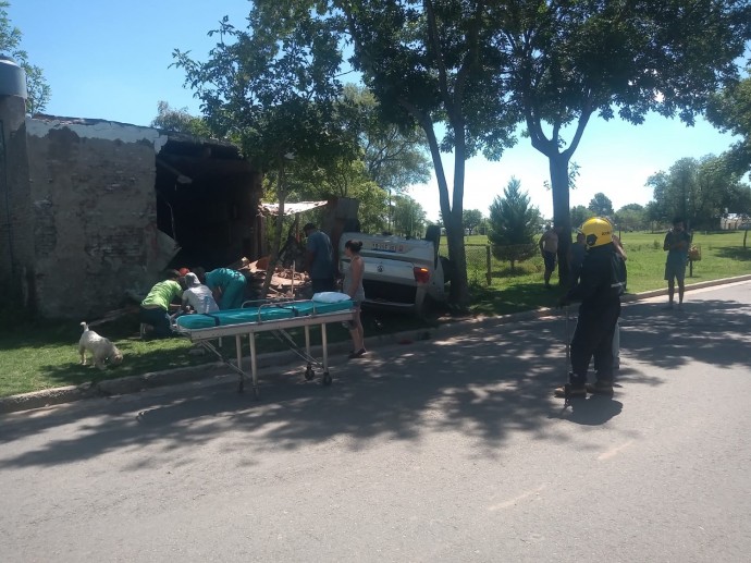 Un automóvil impactó contra una vivienda en la localidad De Bary