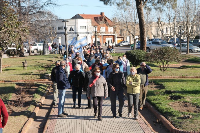 El banderazo convocó a más de un centenar de manifestantes