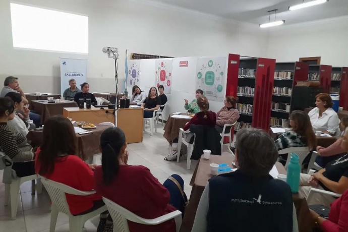 Se realizó la tertulia literaria en la biblioteca municipal