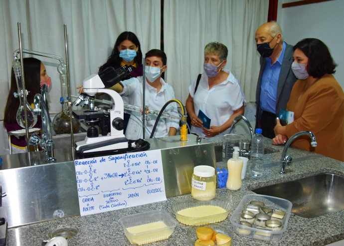 Álvarez visitó la muestra de la Escuela Técnica 