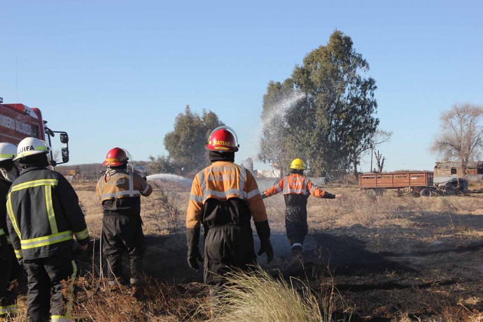 Bomberos extinguieron un incendio de pastizales