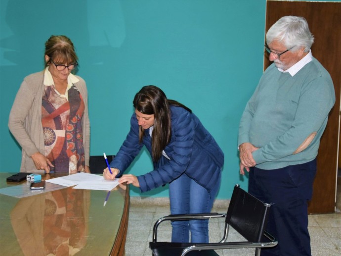 La Escuela Especial recibió zapatillas para el alumnado 