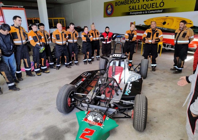Bomberos se capacitaron sobre rescate en vehículos de competencia