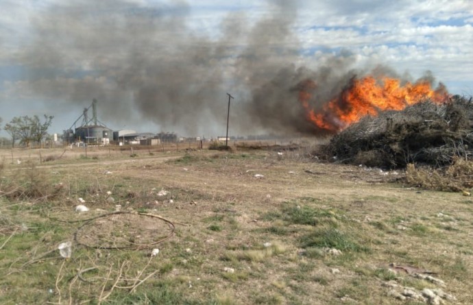 Incendio de ramas y basura en cercanías de Caiomuta