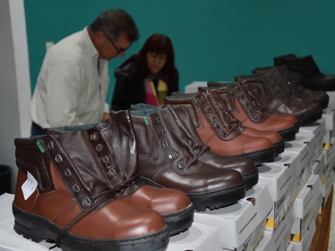 Entrega de calzado a trabajadores del corralón municipal