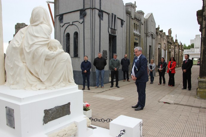 Ofrenda floral en el marco del 61 Aniversario de la Autonomía distrital 