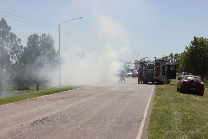 Se incendió una camioneta en el Acceso Centenario