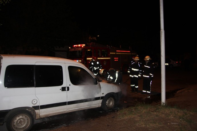 Incendio en un vehículo estacionado