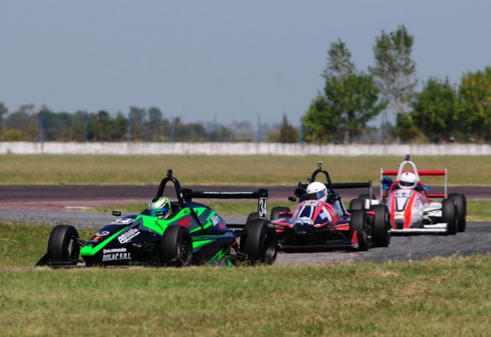 El salliquelense Bautista Oliva debutó en la F3 Metropolitana