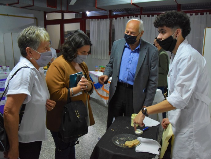 Álvarez visitó la muestra de la Escuela Técnica 