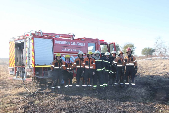 Bomberos extinguieron un incendio de pastizales