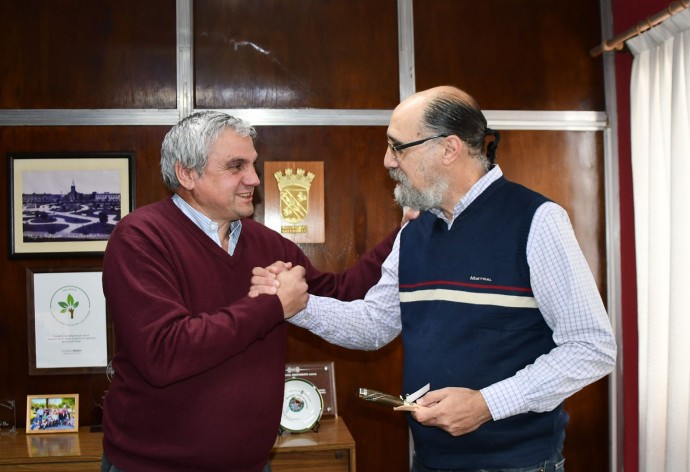 Entrega de presente a un nuevo agente municipal jubilado