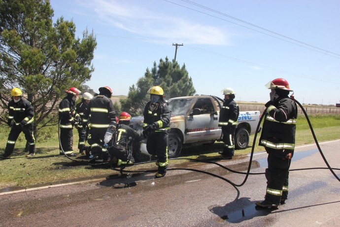 Se incendió una camioneta en el Acceso Centenario