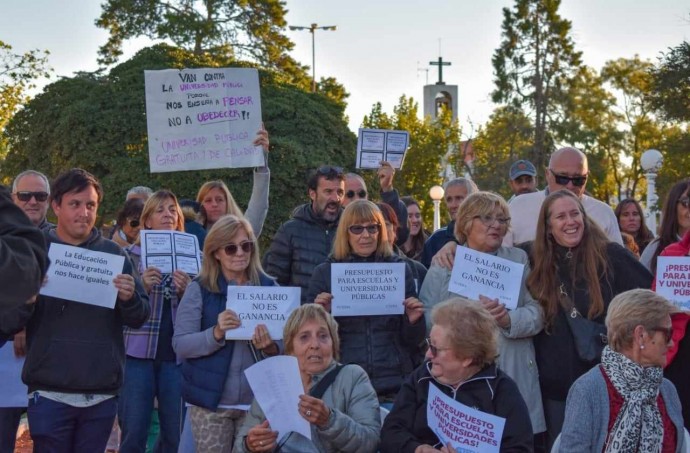 Tres Lomas marchó en defensa de la educación pública