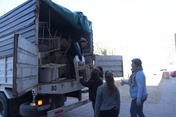 Llegaron mesas y sillas para la Unidad Académica y de la EP N° 1
