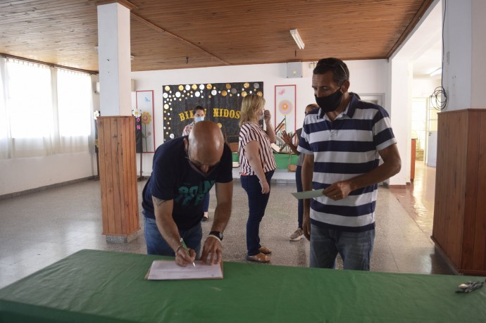 Pacheco entregó un subsidio para mejorar el techo de la Escuela Especial