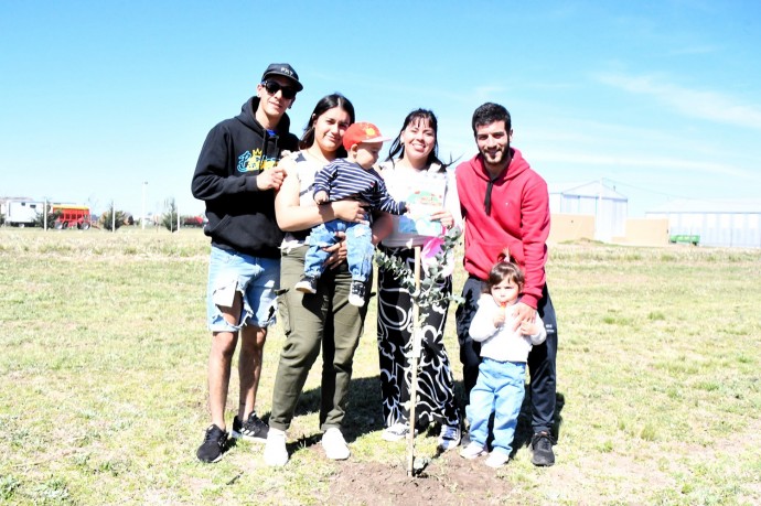 Gran participación en la jornada “Nace un niño, nace un árbol”