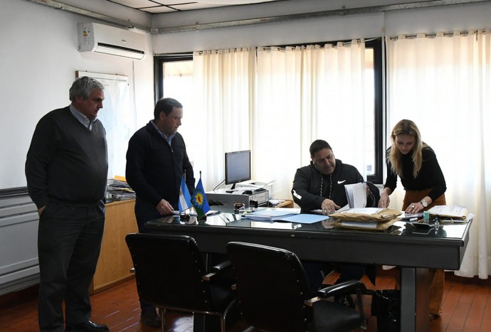 Apertura de sobres para la obra en la Escuela Primaria de Quenumá