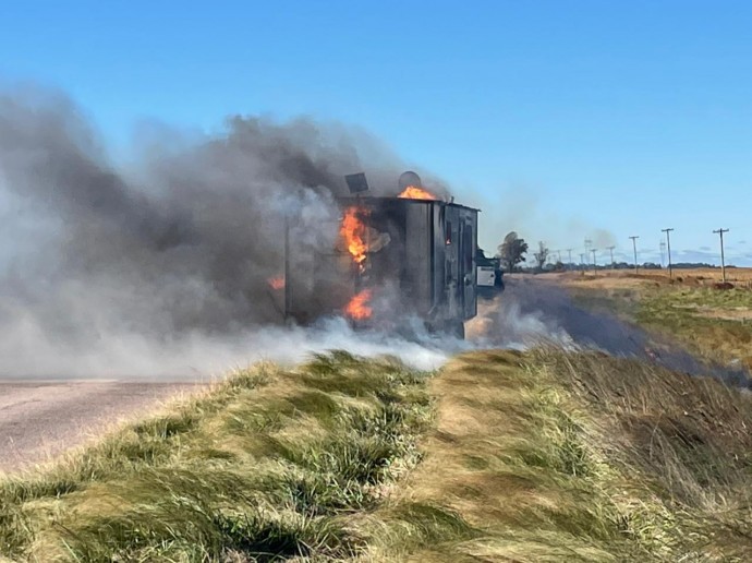 Incendio de casilla rural se propagó a un campo sobre Ruta 85